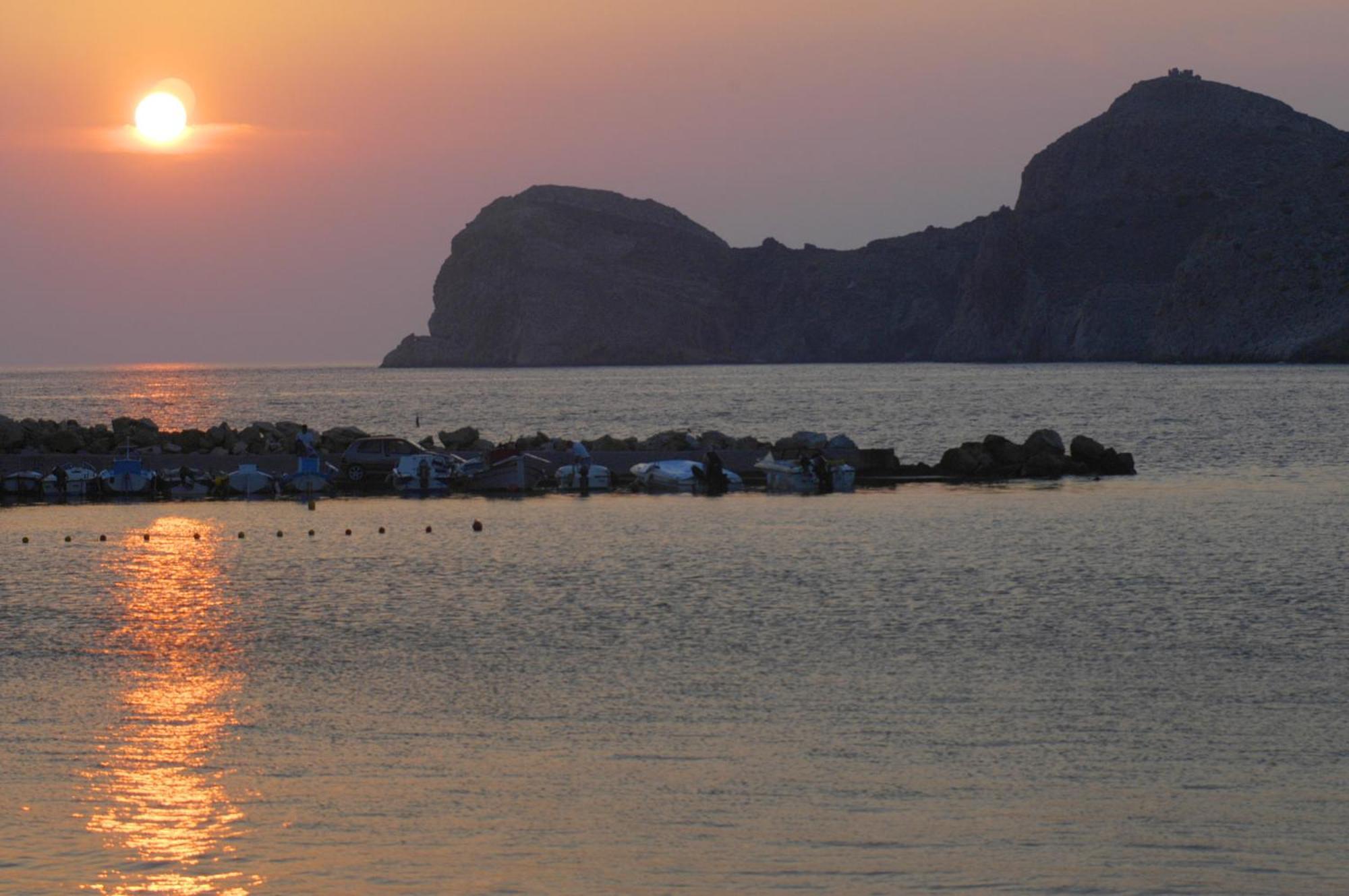 Dolphin Bay Seaside Resort & Suites Galissas Bagian luar foto