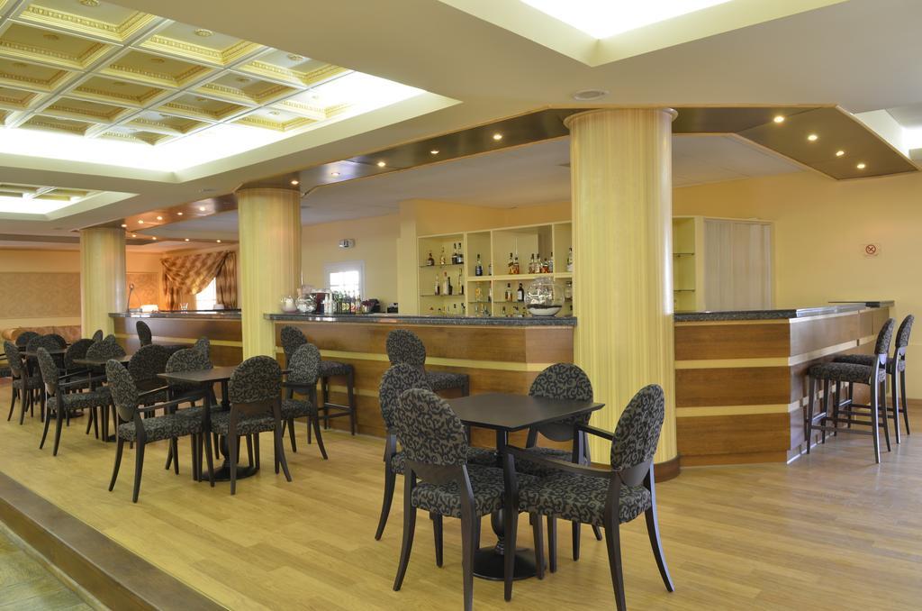 Dolphin Bay Seaside Resort & Suites Galissas Bagian luar foto